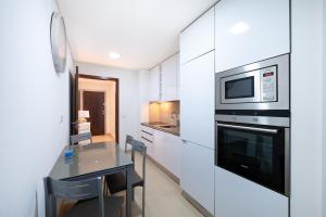 Beach 1Min! & Pool - Private Parking, AC & WiFi