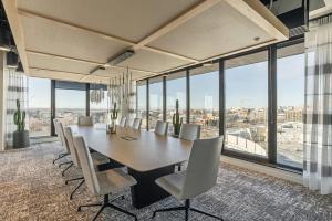 Downtown Stylish Cozy Vibe Work Area Free pkg Gym