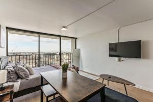 Downtown Stylish Cozy Vibe Work Area Free pkg Gym