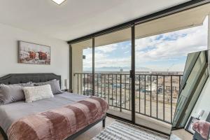 Downtown Stylish Cozy Vibe Work Area Free pkg Gym