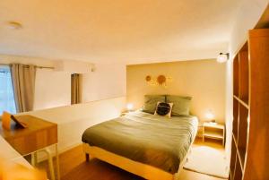 Appartements studio en mezzanine, metro et rue centrale mais calme : photos des chambres