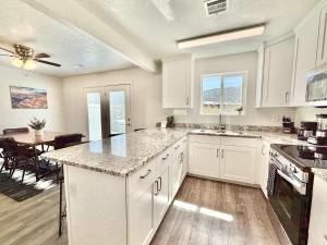 Updated townhouse just minutes from Zion with hot tub