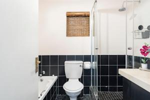 Designer garden 2 Bed apartment 1km to Mandela Sq