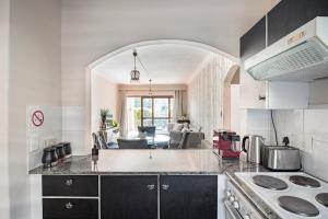 Designer garden 2 Bed apartment 1km to Mandela Sq