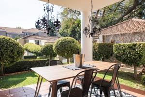 Designer garden 2 Bed apartment 1km to Mandela Sq