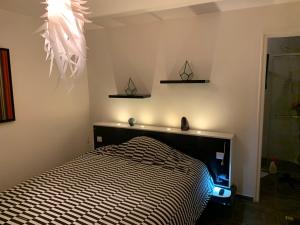 Maisons d'hotes Villa sur les hauteurs de Saint Genies de Comolas 30150 : Chambre Double avec Balcon
