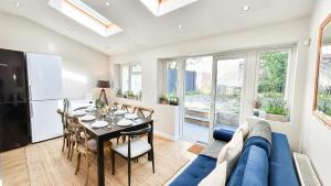 Lovely 4-Bedroom Kilburn Flat with Garden and Parking near Hampstead Heath, Abbey Road by NourNest Apartments
