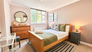 Lovely 4-Bedroom Kilburn Flat with Garden and Parking near Hampstead Heath, Abbey Road by NourNest Apartments