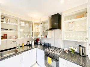 New 4-Bed, 3-Bath Home with Balcony and FREE Parking in Crouch End near Alexandra Palace