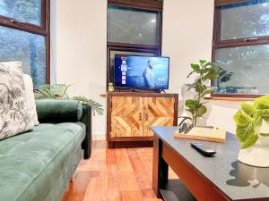 New 4-Bed, 3-Bath Home with Balcony and FREE Parking in Crouch End near Alexandra Palace