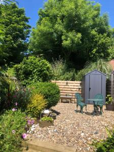 Knocker Cottage is a 3 bedroom made up of 1 double bedroom and 2 small double bedrooms in small village 10 min to beaches