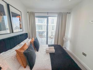 Lux 3-Bedroom Penthouse in Battersea with 3 Private Balconies near Clapham , Nine Elms by NourNest Apartments