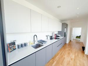 Lux 3-Bedroom Penthouse in Battersea with 3 Private Balconies near Clapham , Nine Elms by Staylio London