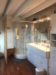 Maisons de vacances Maison familiale avec piscine : photos des chambres