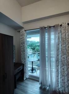 Skyedwight Condo - 1 Bedroom Pool View with Gym and Free WiFi Near Airport