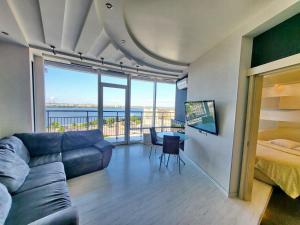 Семейные апартаменты в Мост Сити зал и 1 спальня, вид на реку, балкон Ванна