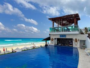 Apt with Balcony, Beach Access & Comfort, pool