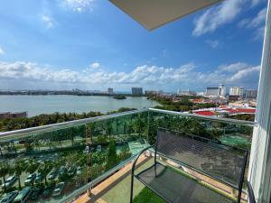 Apt with Balcony, Beach Access & Comfort, pool