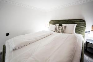 Garden retreat for two! brand new I