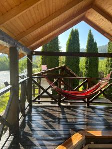 На березі Черемошу