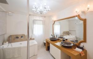 Villas Exceptional Villa with Sea View, Pool & Privacy : photos des chambres