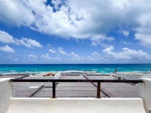 Ocean View, 2 Bedrooms, King Beds, pool, beach