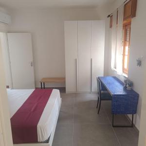 Rooms with en-suite bathroom by Mappamondi Apartment