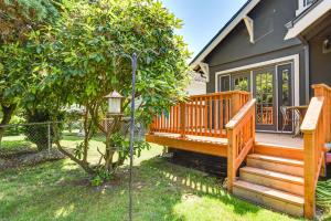 2 Mi to Dtwn Tacoma Charming Home with Deck and Yard!