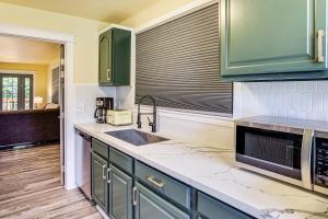 2 Mi to Dtwn Tacoma Charming Home with Deck and Yard!