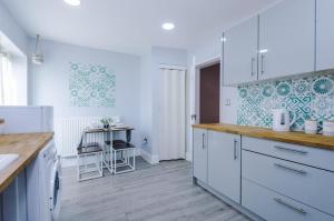 Stylish 3BR-Colourful-Sleeps 5