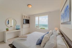 OASlS Beachfront 2 BDR with pool by Casa Paraiso