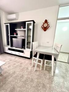 Monochrome apartment by Adriatic Living