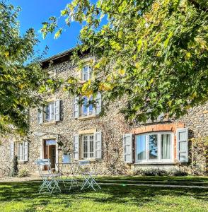 B&B / Chambres d'hotes La Maison d-Arlette - Maison d-Hote et Gite au coeur de l-Isere a 10 mn de Voiron, capitale de la Chartreuse, et du Lac de Paladru : photos des chambres