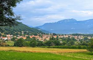 B&B / Chambres d'hotes La Maison d-Arlette - Maison d-Hote et Gite au coeur de l-Isere a 10 mn de Voiron, capitale de la Chartreuse, et du Lac de Paladru : photos des chambres