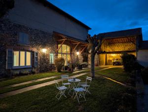 B&B / Chambres d'hotes La Maison d-Arlette - Maison d-Hote et Gite au coeur de l-Isere a 10 mn de Voiron, capitale de la Chartreuse, et du Lac de Paladru : photos des chambres