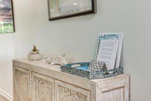 Walk to Ocean Unit with Deck in Fernandina Beach!