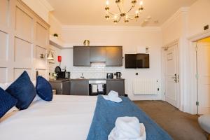 Studio with Scenic Marina Views