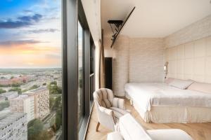 Hanza Tower Apartment no 1704 - 17th floor, swimming pool, jacuzzi, viewing terrace