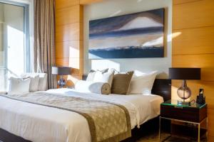 Burj Khalifa View & Mall Entry in 3 Mins & Sleeps 3 Adults