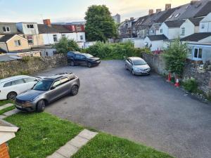 Thesiger Court Apartments - Free Private Parking - by Property Promise