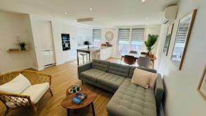 Appartements French Riviera Escape - Theoule Hyper Centre - 2 Terrasses - Parking : Appartement 2 Chambres avec Balcon et Terrasse