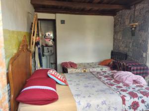 CASA DE RETALHOS Boutique Albergue, casaril histórico, com 5 suítes individuais e cozinha coletiva, no coração da vila de Igatu-Ba, que preserva fortes traços culturais da época do garimpo, venha viver uma experiência única!