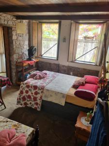 CASA DE RETALHOS Boutique Albergue, casaril histórico, com 5 suítes individuais e cozinha coletiva, no coração da vila de Igatu-Ba, que preserva fortes traços culturais da época do garimpo, venha viver uma experiência única!