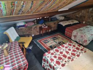 CASA DE RETALHOS Boutique Albergue, casaril histórico, com 5 suítes individuais e cozinha coletiva, no coração da vila de Igatu-Ba, que preserva fortes traços culturais da época do garimpo, venha viver uma experiência única!