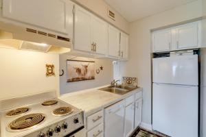 Smokies Condo 3 Mi to Natl Park and Hot Tub Access