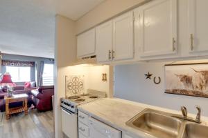 Smokies Condo 3 Mi to Natl Park and Hot Tub Access