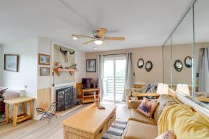 2 Mi to Ober Mountain Cozy Retreat with Balcony