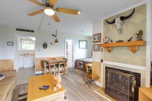 2 Mi to Ober Mountain Cozy Retreat with Balcony