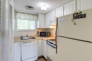 2 Mi to Ober Mountain Cozy Retreat with Balcony