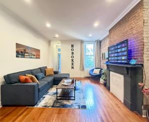 Large Home - Great Location - 15 Minutes to NYC - Sleeps 6 comfortably